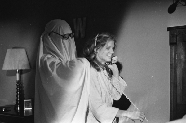 Michael Myers as a glasses-wearing ghost giving PJ Soles a neckrub in Halloween 1978