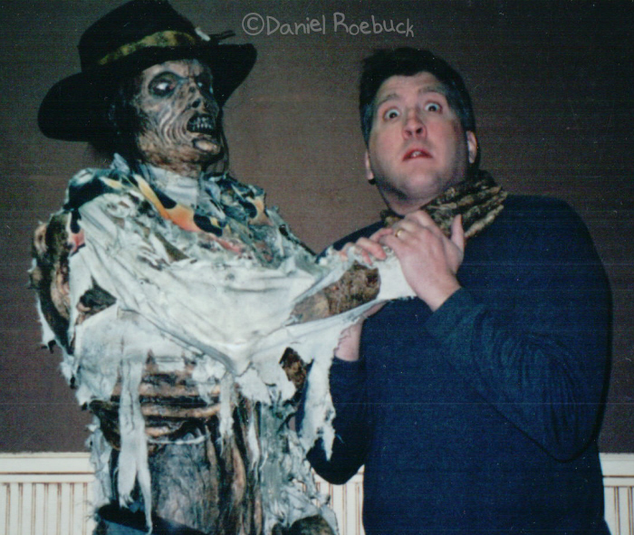 Bob Ivy and Daniel Roebuck goofing around behind-the-scenes on Don Coscarelli's Bubba Ho-Tep (2002)