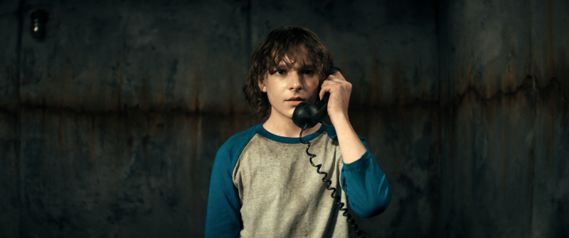 The Black Phone Finn fights with phone