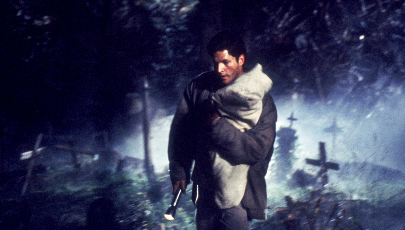 Louis Creed carrying Gage Creed to Pet Sematary 1989 film version